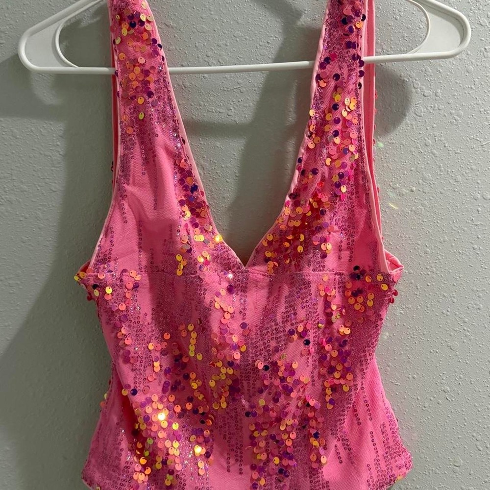 Pink sequin tank top with a V-neckline and spaghetti straps. Size: S